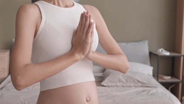 Tilt Slowmo Skott Koncentrerad Ung Kaukasisk Gravid Kvinna Mediterar Stående — Stockvideo