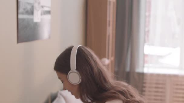 Нахил Вниз Повільний Знімок Молодої Красивої Вагітної Жінки Слухає Музику — стокове відео