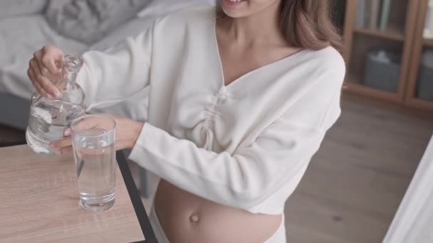 Медиум Слоумо Снимок Молодой Здоровой Беременной Женщины Домашней Одежде Пьющей — стоковое видео