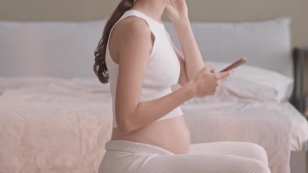 Powolne Ujęcie Młodej Białej Kobiety Ciąży Aktywnej Słuchawek Skaczących Piłce — Wideo stockowe