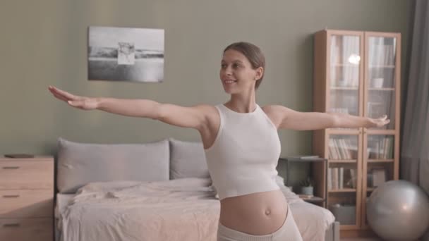 Medellångsam Skott Aktiv Ung Kaukasisk Gravid Kvinna Utövar Yoga Hemma — Stockvideo