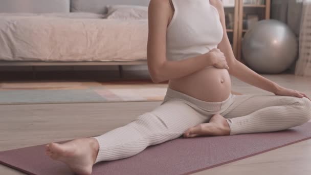 Slowmo Tiro Jovem Mulher Grávida Branca Activewear Fazendo Exercícios Alongamento — Vídeo de Stock