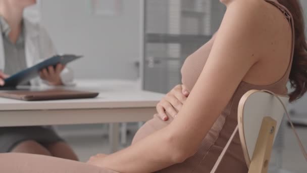 Genç Hamile Kadın Kadın Doktorun Klinikteki Randevusu Sırasında Pano Ile — Stok video