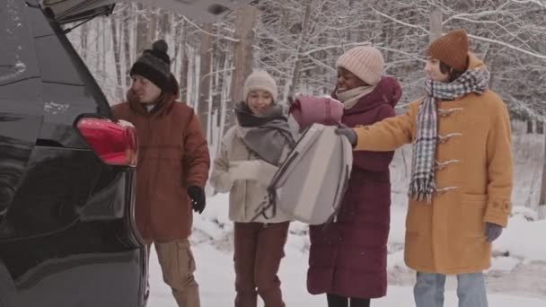Mittlerer Zeitlupentempo Von Vier Fröhlichen Jungen Freunden Die Ihre Koffer — Stockvideo