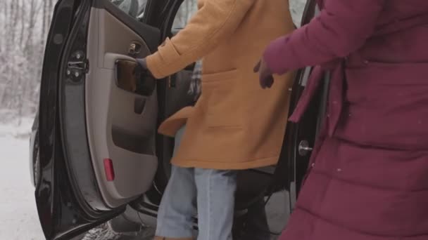 Slowmo Shot Young People Getting Car Winter Day Shaking Snow — Stock Video