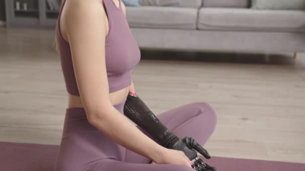 Slowmo Plan Jeune Femme Attrayante Avec Prothèse Bras Méditant Maison — Video