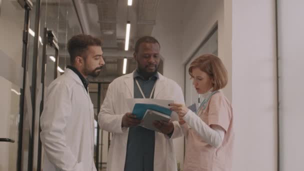 Mittlere Langsamaufnahme Eines Teams Junger Multiethnischer Ärzte Die Flur Eines — Stockvideo