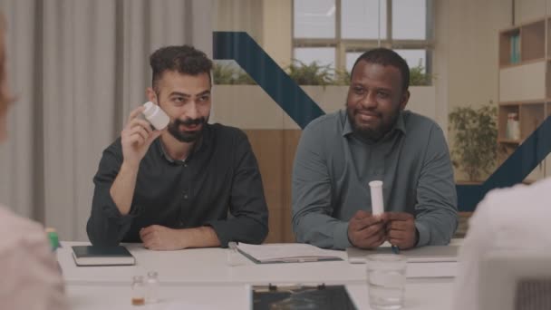 Tiro Lentitud Media Dos Hombres Multiétnicos Que Presentan Nuevos Medicamentos — Vídeo de stock