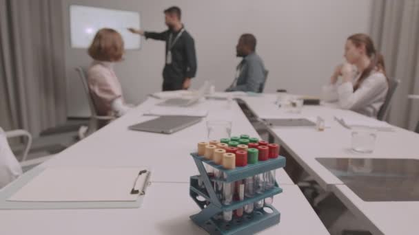 Hombre Joven Usando Diagramas Diapositiva Mientras Hace Presentación Equipo Médicos — Vídeo de stock