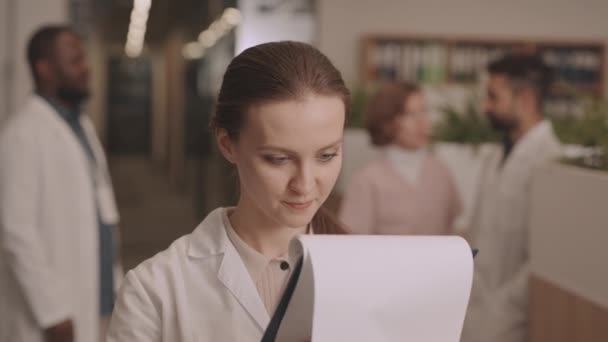 Tıbbi Belgelere Bakan Beyaz Kadın Doktorun Göğüs Portresi Sonra Hastane — Stok video