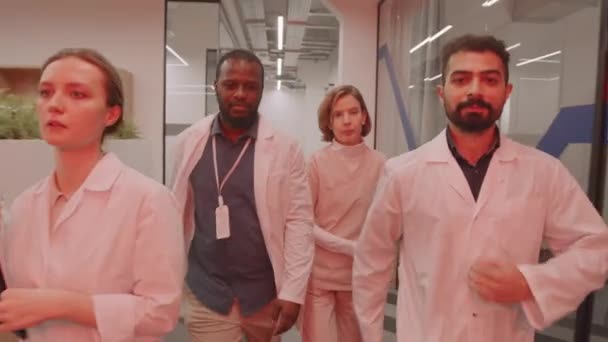 Hastanenin Koridorunda Kırmızı Işık Yanıp Sönerken Kritik Durumdaki Hastalara Yardım — Stok video