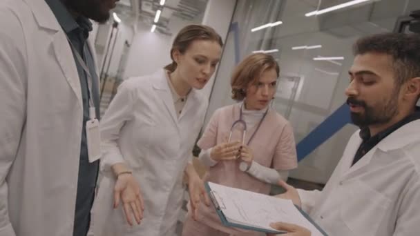 Medelhög Bild Multietniskt Medicinskt Team Fyra Personer Som Har Livlig — Stockvideo
