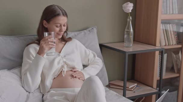 Medium Slow Shot Van Jonge Blanke Zwangere Vrouw Gezellige Huiskleding — Stockvideo