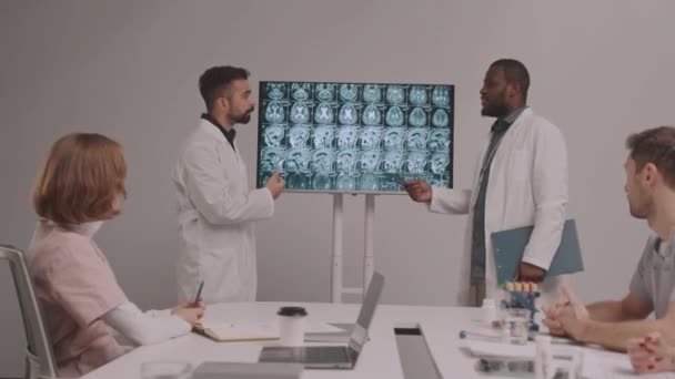 Dollying Out Strzał Afroamerykańskich Dwurasowych Lekarzy Męskich Analizujących Prześwietlenie Mózgu — Wideo stockowe