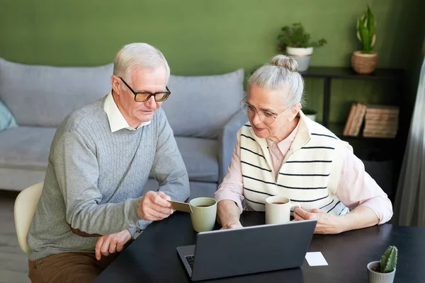 Senior koppel online winkelen — Stockfoto