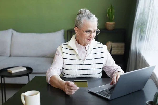Mujer mayor contemporánea en ropa casual mirando la pantalla del portátil — Foto de Stock
