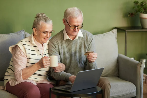 온라인 쇼핑을 즐기는 노인 부부들 — 스톡 사진