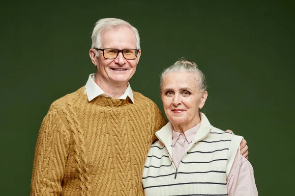 Portrait of happy senior husband and wife in casual clothes — Stock Photo, Image