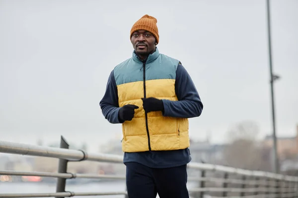 Jovem esportista afro-americano em activewear correndo ao ar livre pela manhã — Fotografia de Stock