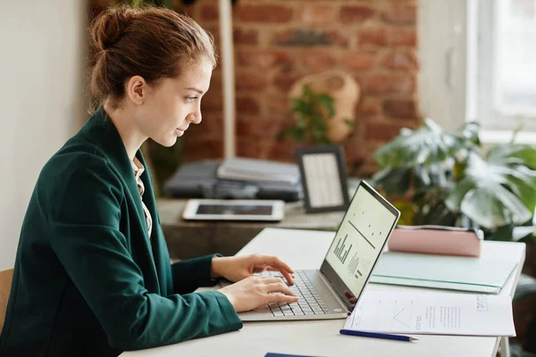 Jonge zelfverzekerde zakenvrouw in formele kleding typen op laptop toetsenbord — Stockfoto