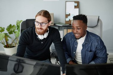 Bilgisayar ekranları önünde çalışan küçük bir grup çeşitlilik programcısı