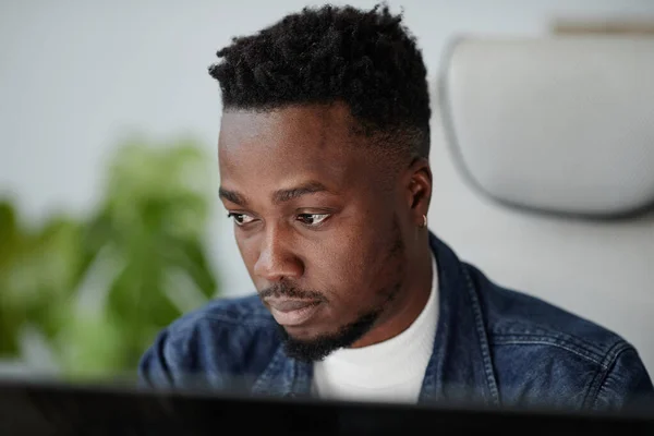 Jovem empresário afro-americano sério olhando para a tela do computador — Fotografia de Stock