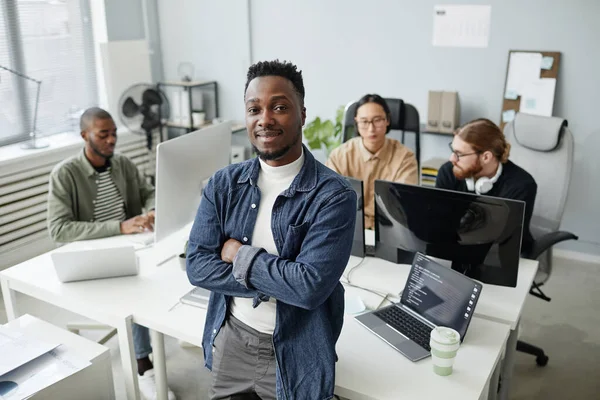 Gerente de programa afro-americano feliz em roupas casuais cruzando braços no peito — Fotografia de Stock