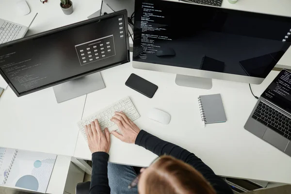Mãos de jovens programador de diversidade contemporânea trabalhando sobre novos softwares — Fotografia de Stock