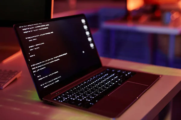 Laptop met gecodeerde gegevens op het scherm op het bureau — Stockfoto