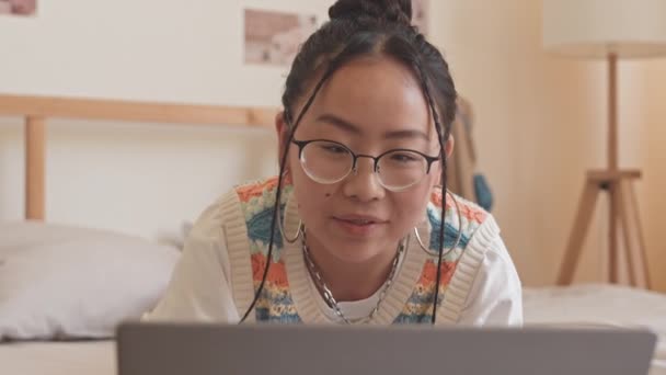 Közepes Közelkép Csinos Ázsiai Tini Lány Visel Fogszabályzó Szemüveg Sms — Stock videók
