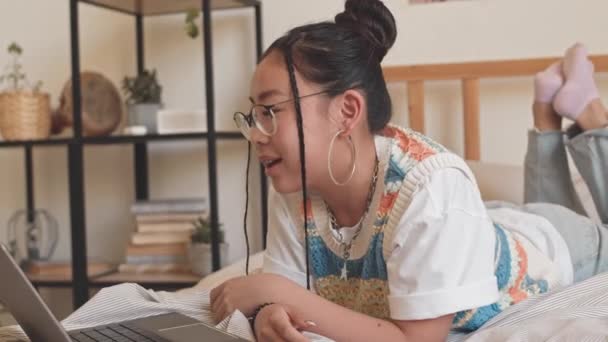 Hippi Kıyafetli Asyalı Genç Bir Kızın Odasında Yatarken Bilgisayarında Arkadaşıyla — Stok video