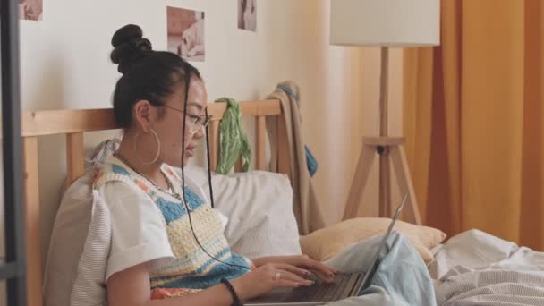 Side View Közepes Felvétel Ázsiai Tizenéves Lány Gépelés Laptopon Miközben — Stock videók