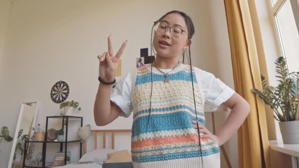 Pov Низькокутний Середній Постріл Дівчинки Підлітка Азії Окулярах Гіпстерському Спорядженні — стокове відео