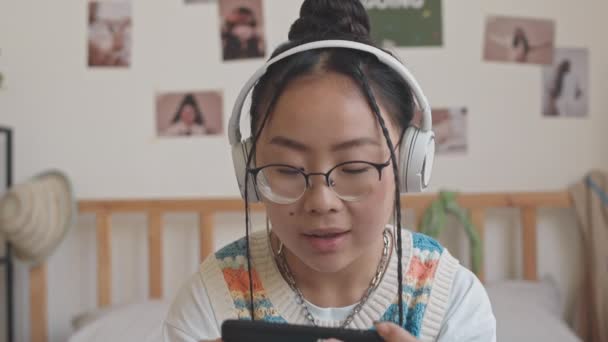 Chest Shot Adolescente Asiática Auriculares Mensajes Texto Con Amigos Teléfono — Vídeo de stock