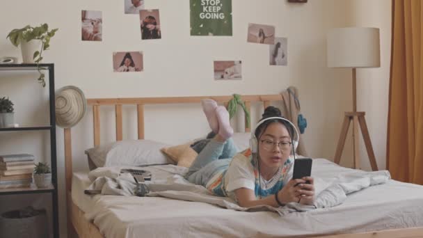 Στιλέτο Του Gen Ασίας Έφηβος Κορίτσι Casualwear Και Ακουστικά Βίντεο — Αρχείο Βίντεο