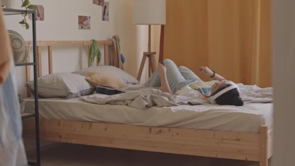 Tikam Foto Gen Gadis Remaja Bermain Ukulele Sambil Berbaring Tempat — Stok Video