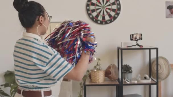Снимок Девушки Чирлидерши Полосатой Футболке Снимающей Видео Смартфоне Танцует Помпонами — стоковое видео