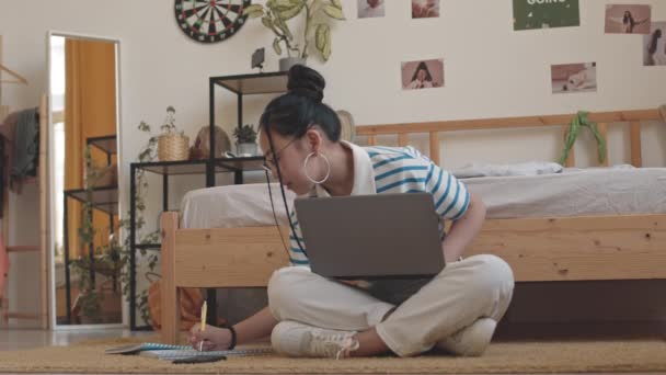 Pugnalata Ragazza Asiatica Adolescente Che Studia Sul Computer Portatile Poi — Video Stock