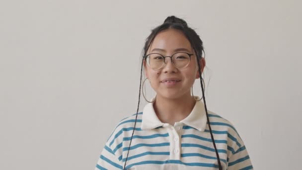 Retrato Pecho Alegre Adolescente Asiática Con Tirantes Polo Rayado Sonriendo — Vídeo de stock