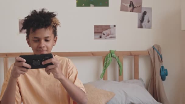Zoom Toma Biracial Adolescente Jugando Juegos Teléfono Inteligente Durante Tiempo — Vídeo de stock
