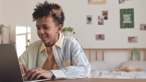 Tiro Cintura Biracial Adolescente Vídeo Chat Juegos Ordenador Sentado Escritorio — Vídeo de stock