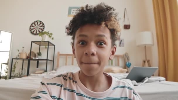 Kézi Pov Felvétel Biracial Tizenéves Fiú Beszél Kamera Miközben Rögzíti — Stock videók