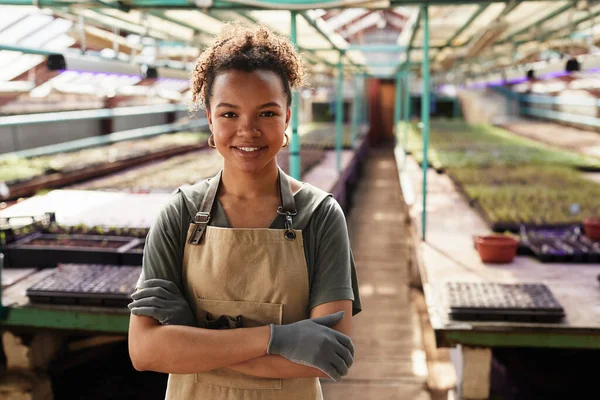 Feliz joven afroamericana trabajadora del jardín en ropa de trabajo — Foto de Stock