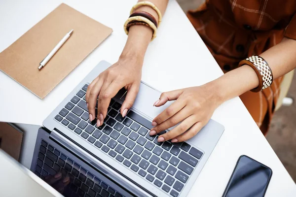 Boven hoek van vrouwelijke handen op toetsen van laptop toetsenbord — Stockfoto