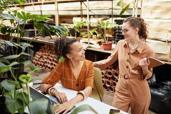 Deux jeunes jolies femmes consultant sur la commande en ligne — Photo