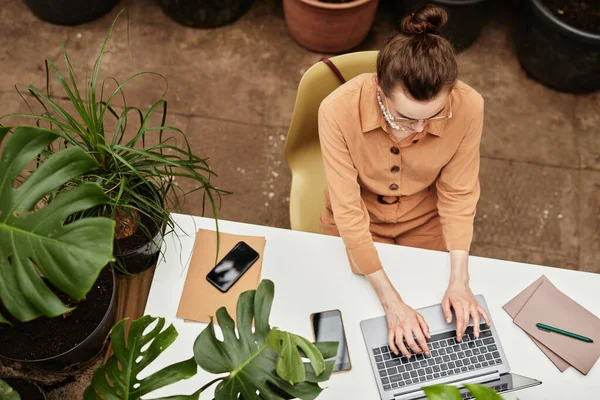 Boven hoek van jonge zelfverzekerde zakenvrouw typen op laptop toetsenbord — Stockfoto