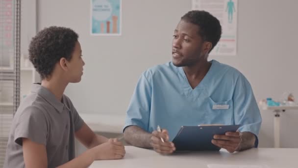 Mittlerer Langsamschuss Eines Jungen Afroamerikanischen Arztes Und Eines Jährigen Mädchens — Stockvideo
