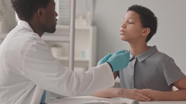 Deréktól Felfelé Lassított Felvétel Fiatal Afro Amerikai Gyermekorvosról Aki Éves — Stock videók
