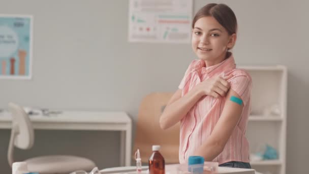 Medium Slowmo Porträt Eines Lächelnden Jährigen Kaukasischen Mädchens Das Auf — Stockvideo