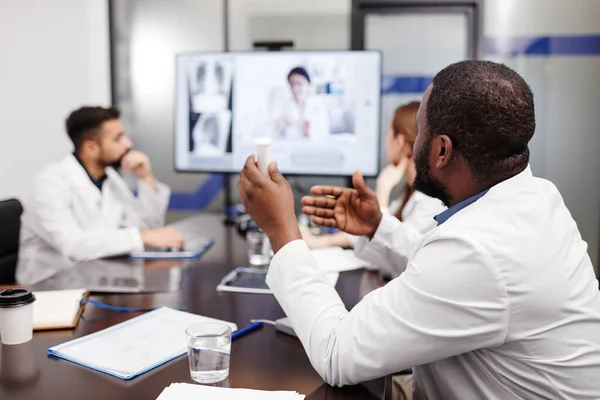 アフリカ系アメリカ人の医療従事者がデジタルミーティングで語る — ストック写真